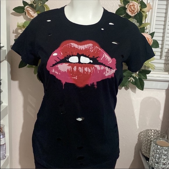 Torrid NWOT Distressed Lips Graphic Crew Neck Tee - Picture 3 of 6
